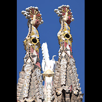Barcelona, La Sagrada Familia, Spitze zweier Passionst�rme und des 135 m hohen Lukas-Evangelistenturms