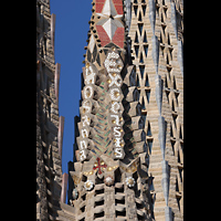 Barcelona, La Sagrada Familia, Hosanna- und Excelsis-Mosaiken an einem Passionsturm; dahinter: Christusturm