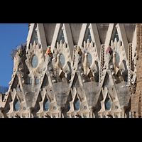 Barcelona, La Sagrada Familia, Giebel des Langhauses mit Obst-Mosaiken als Verzierungen