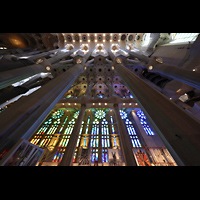 Barcelona, La Sagrada Familia, Buntglasfenster in kalten Farben im nord�stlichen Langhaus