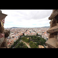 Barcelona, La Sagrada Familia, Ausblick von einem der Passionst�rme nach Westen: Kathedrale, Hafen, Montjuic, Gebirge