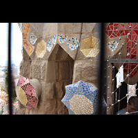 Barcelona, La Sagrada Familia, Bunte Steinmosaiken an einem der Passionst�rme