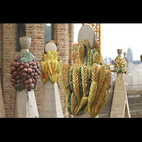 Barcelona, La Sagrada Familia, Blick von oben auf Obst-Ornemante auf den Langhausgiebeln; rechts: Torre Gl�ries