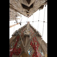 Barcelona, La Sagrada Familia, Blick zwischen zwei Passionst�rmen nach oben, links: Christus- und Matth�us-Evangelistenturm