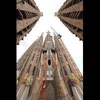 Barcelona, La Sagrada Familia, Blick zwischen zwei Passionst�rmen nach oben; Marienturm (li), Evangelistent�rme Markus und Matth�us, Mitte: Christusturm