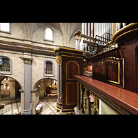 El Vendrell, Esgl�sia parroquial de Sant Salvador, Seitlicher Blick auf R�ckpositiv und die Orgel mit Spieltisch