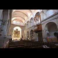 La Selva del Camp, Sant Andreu, Seitlicher Blick zum Chorraum und zur Orgel, beleuchtet
