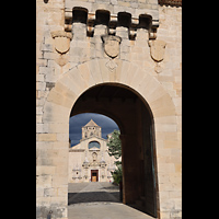 Poblet, Monestir de Santa Maria, Blick durch die Porta Daurada zur Fassade der Klosterkirche