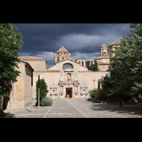 Poblet, Monestir de Santa Maria, Vorplatz und Klosterkirche, Ansicht von Westen