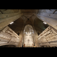 Poblet, Monestir de Santa Maria, Chorraum mit Altarretabel und K�nigsgr�bern aus dem 14.-16. Jahrhundert
