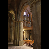 Poblet, Monestir de Santa Maria, Blick aus dem Seitenschiff durch die S�ulen auf die Hauptorgel