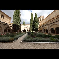 Poblet, Monestir de Santa Maria, Kreuzgang, Innengarten mit Blick zur Kirche