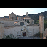 Poblet, Monestir de Santa Maria, Blick von der Dachkuppel des Hotels Hostatgeria aufs Kloster