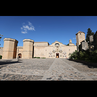 Poblet, Monestir de Santa Maria, Vorplatz und Klosteranlage