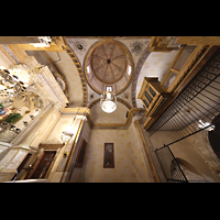 Tarragona, Catedral, Capilla de la Virgen del Claustro, Seitlicher Blick in die Kapeklle, zur Orgelempore und in die Kuppel