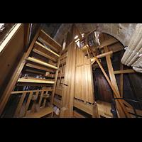 Tarragona, Catedral de Santa Tecla, Balganlage hinter der Orgel und Pedalpfeifen des Contres obertes 16'