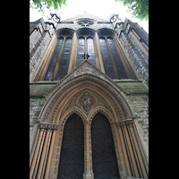 London (Kensington), St. Mary Abbots, Fassade mit Hauptportal