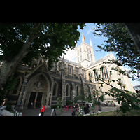London, St. Saviour Cathedral, Portal und Seitenschiff