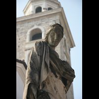 Lugano, Cattedrale di San Lorenzo, Figur auf dem Vorplatz mit Campanile im Hintergrund