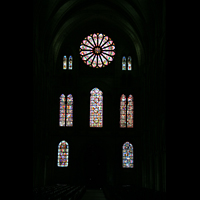 Reims, Basilique Saint-Remi, Bunte Glasmalereifenster an der Rückwand