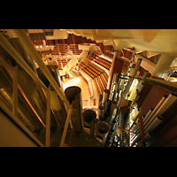 Berlin, Philharmonie, Blick vom Dach der Orgel in den Konzertsaal; links die Pfeifen des Pedal-Prinzipal 32'