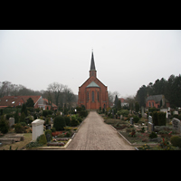 Bremen - Oberneuland, Auenkirche, Blick vom Friedhof zum Chor