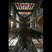 Metz, Cathédrale Saint-Étienne (Chororgel), Blick ins Gewölbe der Vierung mit bunten Glasfenstern