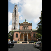München - Schwabing, St. Ursula (Chororgel), Fassade und Turm (eingerüstet)