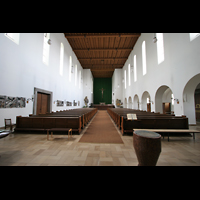 München, Pfarrkirche Heilige Familie, Innenraum / Hauptschiff in Richtung Chor
