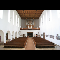 München, Pfarrkirche Heilige Familie, Innenraum / Hauptschiff in Richtung Orgel