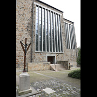 Dülmen, Heilig-Kreuz-Kirche, Außenansicht des Chorraums und der Gedenkstätte von der Seite