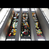 Dülmen, Heilig-Kreuz-Kirche, Buntes Glasfenster in der Grabhalle hinter dem Chorraum