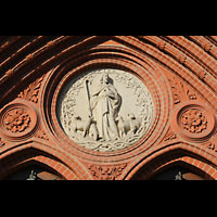 Berlin (Zehlendorf), Pauluskirche (Bach-Orgel), Motiv 'Der gute Hirte' über dem Hauptportal