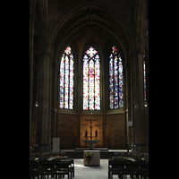 Stuttgart, St. Maria, Chorraum mit bunten Glasfenstern