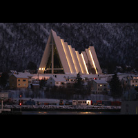 Tromsø - Tromsdalen, Ishavskatedralen (Eismeer-Kathedrale), Anfahrt mit der Hurtigruten mit Blick zur Kathedrale am Abend