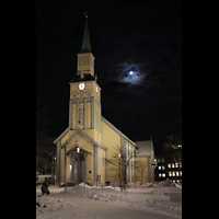 Tromsø, Domkirke, Außenansicht von vorne bei Nacht