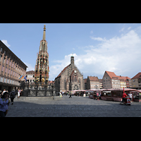 Nürnberg (Nuremberg), Frauenkirche am Hauptmarkt, Hauptmarkt, links der 19 Meter hohe Schöne Brunnen (Ende des 14. Jh.)