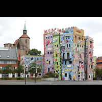 Braunschweig, St. Magni, Ansicht von der Georg-Eckert-Straße aus mit Happy Rizzi House (rechts vorne)