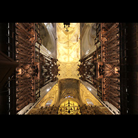 Sevilla, Catedral (Hauptorgel), Epistel- und Evangelienorgel mit Chorgestühl und Blick ins Gewölbe