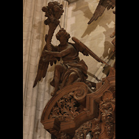 Sevilla, Catedral (Hauptorgel), Linker Engel auf dem Gehäuse der Epistelorgel