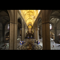Sevilla, Catedral (Hauptorgel), Blick durchs Langhaus zum Hochaltar mit den beiden Orgeln im Chorraum