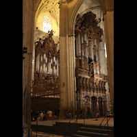 Sevilla, Catedral (Hauptorgel), Blick aufs hintere Gehäuse der Evangelienorgel und zur Epistelorgel