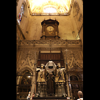Sevilla, Catedral (Hauptorgel), Sarkophag von Christoph Kolumbus mit großer Uhr im südlichen Querschiff
