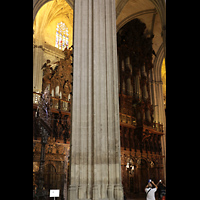 Sevilla, Catedral (Hauptorgel), Blick vom nördlichen Seitenschiff auf beide Orgeln