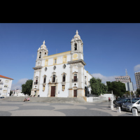 Faro, Igreja do Carmo, Außenansicht mit dem Platz Largo do Carmo