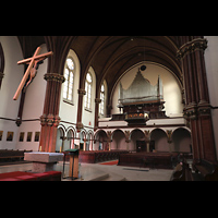 Berlin, St. Sebastian, Altarraum unter der Vierung mit Blick zur Orgel
