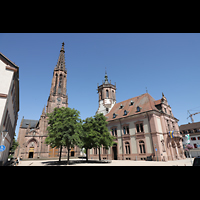 Bühl (Baden), Münster St. Peter und Paul (Hauptorgel), Blick von der Hauptstraße auf die Kirche, rechts das Rathaus 1