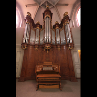 Vevey, Temple Saint-Martin, Orgel mit Spieltisch (unbeleuchtet)