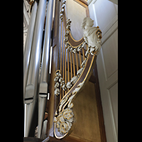 Vevey, Sainte-Claire, Geschnitzte Verzierung in Harfenform am Orgelgehäuse