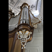 Vevey, Sainte-Claire, Geschnitzte Verzierung in Harfenform und Figuren am Orgelgehäuse